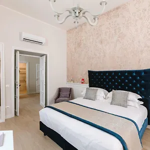 https://rhea-silvia-luxury-navona.it-romehotels.com